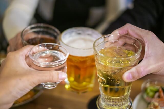 送別会で贈り物を渡す場面をイメージした写真