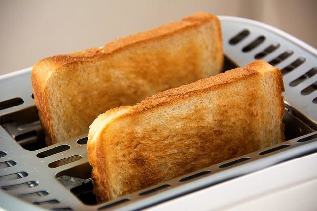 味噌ピーナッツをトーストに合わせたイメージ
