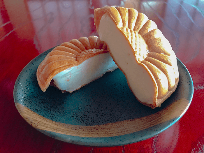 ピーナッツモナカアイス断面図..