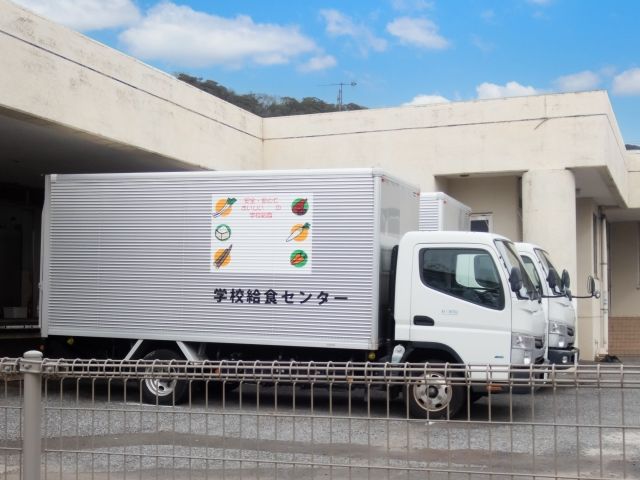 給食センタートラック.jpg