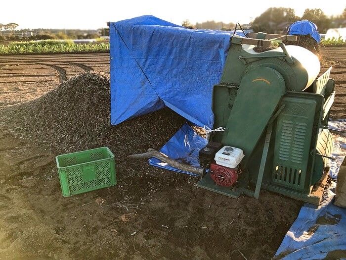 落花生を脱粒する機械（千葉県八街市）