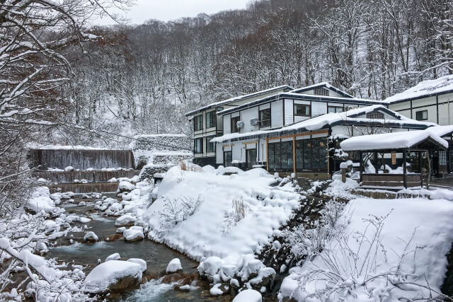 冬の秋田県雪景色と落花生甘納豆