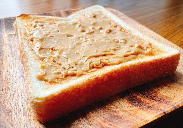 黒みかげ石で挽くこだわりのピーナッツペースト製法