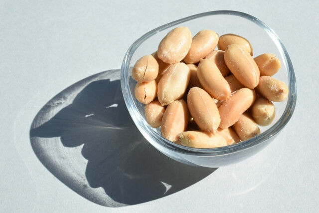 石井進商店のバターピーナッツを小鉢に盛り付けた写真｜八街産の香ばしいバタピー