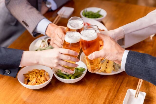 年末年始の集まりで落花生を囲むシーンのイメージ