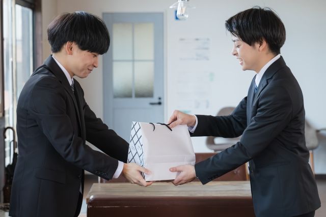 正月明けの挨拶で手土産を渡すシーン
