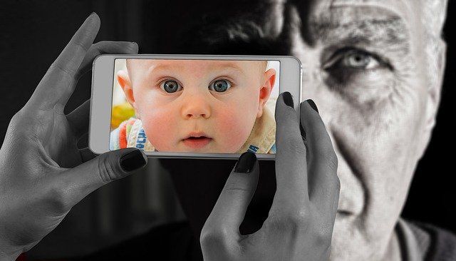 加齢に伴う変化をイメージした人物写真