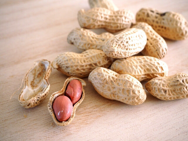 落花生（ピーナッツ）のイメージ写真（皿に盛ったピーナッツ）