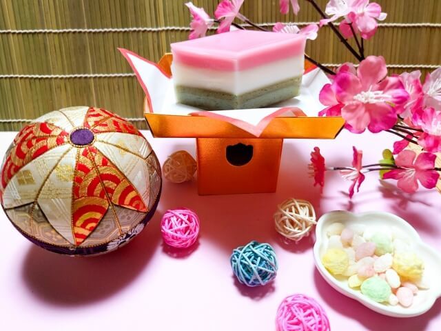 ひな祭りのひな人形と桃の節句の飾りのイメージ