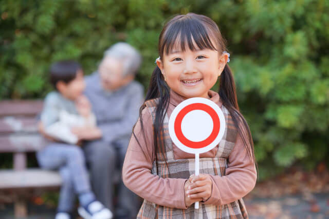 ひな祭りの手土産を選ぶイメージの子どもの写真
