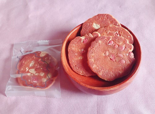 みそ落花生せんべいの皿盛りと個包装袋のイメージ