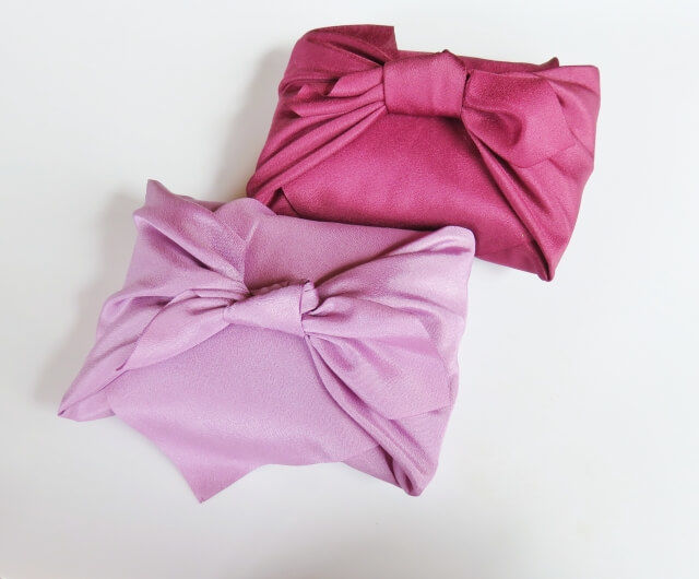 風呂敷に包んだ手土産のイメージ