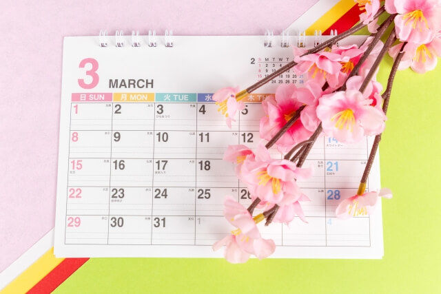 ひな祭りのひな人形と桃の節句の飾りのイメージ