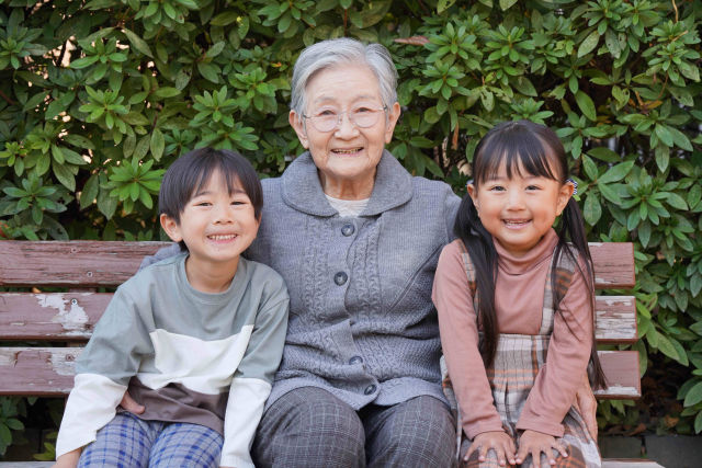 初節句のお祝いで家族が集まるイメージ