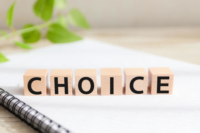 親戚・職場・友人別に甘い/甘くないギフトを選ぶイメージ