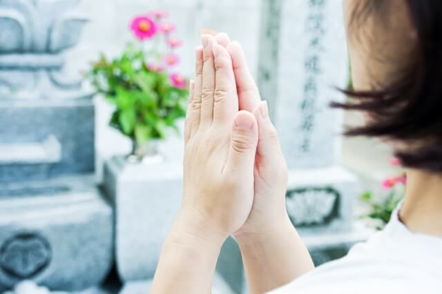 春彼岸のお墓参りをイメージした写真