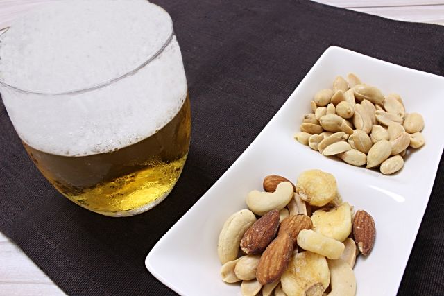 夜に落花生を食べるイメージ画像