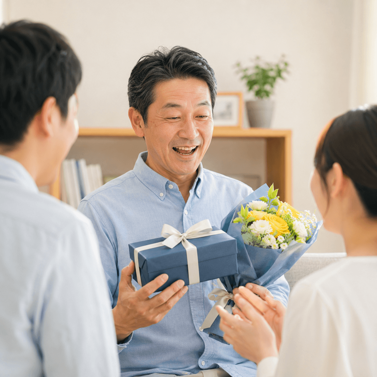 父の日プレゼントをもらって喜ぶ日本人のお父さん