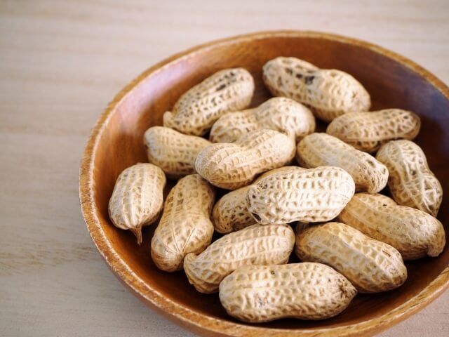 木の皿に盛った落花生30粒の量の目安