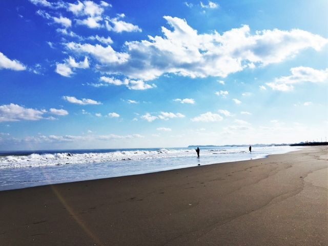 砂浜と波が広がる九十九里浜の海岸風景