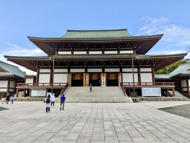 成田観光の代表的な立ち寄り先である成田山新勝寺の建物