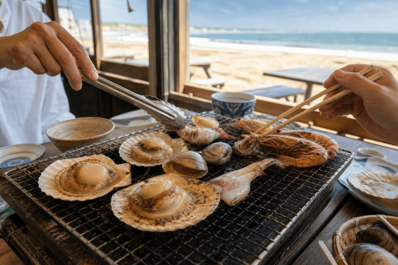 九十九里の海辺で貝やエビを焼く浜焼きの食事風景