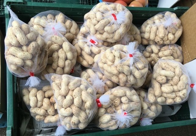 店頭で販売されている殻付き生落花生