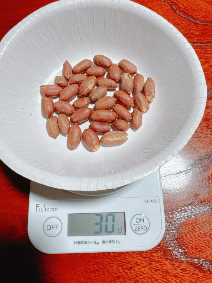 皮付き素煎り落花生33粒を量った30gの実測写真
